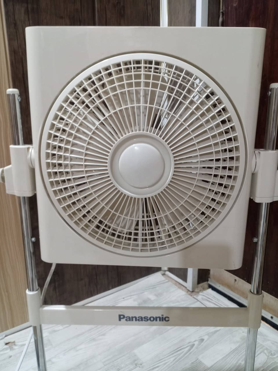 مروحة أرضية لمس نوع بانوسونيك جاءت عن طريق سفوان
 نظيفة جداً جداً يمكن التحكم في إرتفاعها

فيها ثلاثة سرع
وكذلك يمكن توقيتها لمدة ساعة أو ساعتين أو اريع ساعات او ثمان ساعات

يحيط بالمروحة ( الريشة) إطار دوار لتحديد إتجاه الهواء وعكسه

السعر 60 ألف
يوجد توصيل


**إذا كنت صاحب هذا الإعلان وتريد حذفه لأي سبب، رجاءا أرسل رسالة إلى الدعم الفني**