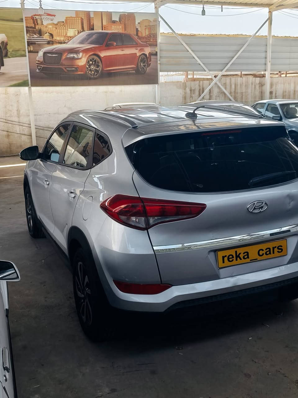 HYUNDAI TUCSON2016امریکی
یەک پارجە سبوغە نمونەیە لەجوانی 
فول مواسفاتە تەنها سلایت و بەسمەنیە
ناورەشە کوشن جلدە ئایپاتە کامیرەیە 
تەحەکوماتی سوکانی هەیە 
هەرچوار کوشنەکانی هیتەرە رادارە
تەبریت مەرکەزیە
سعری 138وەرەقەو مجالی برایانە
بوزانیاری زیاتر نامە یان پەیوەندی بکەن
(***********)
