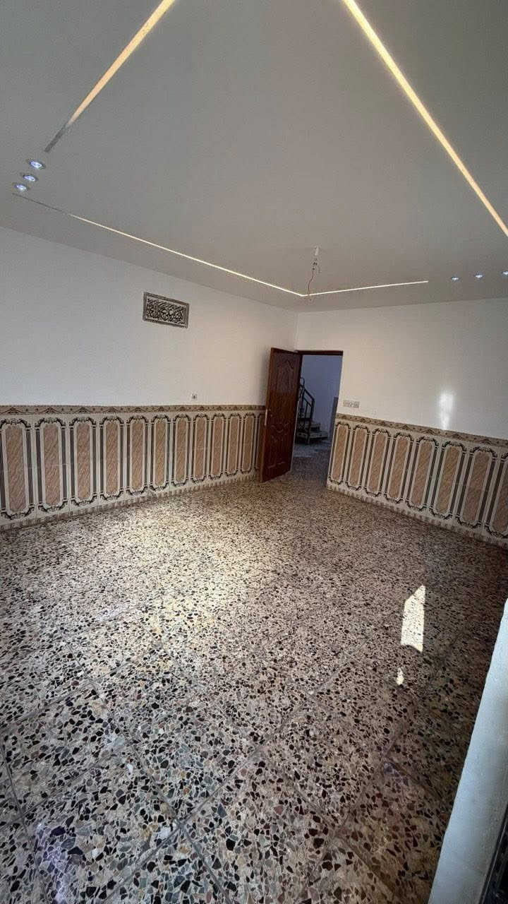 دار للبيع طابو صرف في منطقه بغداد / المعالف - المساحة 100 متر مربع  واجهة 10 نزال 10 - ركن داخلي مربع هادئ جدا ترميم حديث 2025 الدار صب مسلح

يحتوي في الطابق الاول على صالة مع غرفه نوم مع مطبخ مع حولي مع خدمات

ويحتوي في الطابق الثاني على غرفه نوم عدد 3 غرفه مع بلكونه مع خدمات

ويحتوي في الطابق الثالث على يبتونه وسطح شتايكر البيت باسم شخص واحد وجاهز من كل شي وفارغ جاهز للسكن التعامل مع صاحب العقار مباشرا 
اكتب تم يوصلك السعر بالتعليقات

للاستفسار وأتساب ***********
