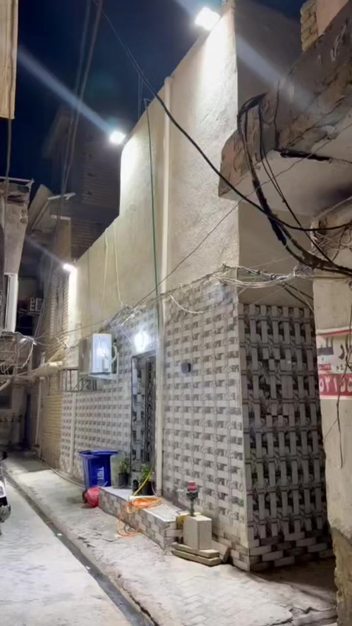 اللهم صلِّ على محمد وآل محمد
🏠 بيت للبيع – منطقة الشرقي القديم (داخل السوق

العنوان والتوصيل:
البيت يتميّز بإمكانية الوصول إليه من 4 مداخل: 
1️⃣ شارع الجسر – فرع إعلانات الشامل
2️⃣ الكورنيش – فرع ماكسي مول
3️⃣ شارع باتا – فرع حسينية آل عبادة
4️⃣ سوق المسكوف – مقابل حمام السوق
🔹 تفاصيل العقار:
📐 المساحة: 65 متر
🧱 ركن
📄 طابو صرف منفصل باسم المالك
( مداور مباشر ثاني يوم للمشتري)
💧⚡ مصفر ماي وكهرباء بالكامل

🏠 واجهة: 8 متر
📏 نزال: 8 متر
🔹 حالة البناء:
 🔨  بناء قديم ومرمم جديد درجة أولى (قبل 8 أشهر)
  ترميم كامل من الداخل والخارج
🧱 السطح: عكادة جديدة + عزل فوم حراري
✨ شغل ديكورات ونظافة عالية

🔹 مكونات البيت:
🛏 غرفتين نوم
🛋 صالة
🍳 مطبخ
🚿 حمام (عدد 2)
🏗 غرفة جاهزة بالطابق العلوي (واصلة للسقف)

🪑 يباع مع الأثاث أو بدون أثاث
مع الأثاث: بسعر
بدون أثاث: بسعر أقل
(الأثاث كله جديد، عمره أقل من سنة)
🏡 البيت جاهز للسكن فوراً
✨ أنظف وأجمل من الفيديو 

📞 للاستفسار والتواصل مع صاحب العقار شخصيآ
☎️ ***********
