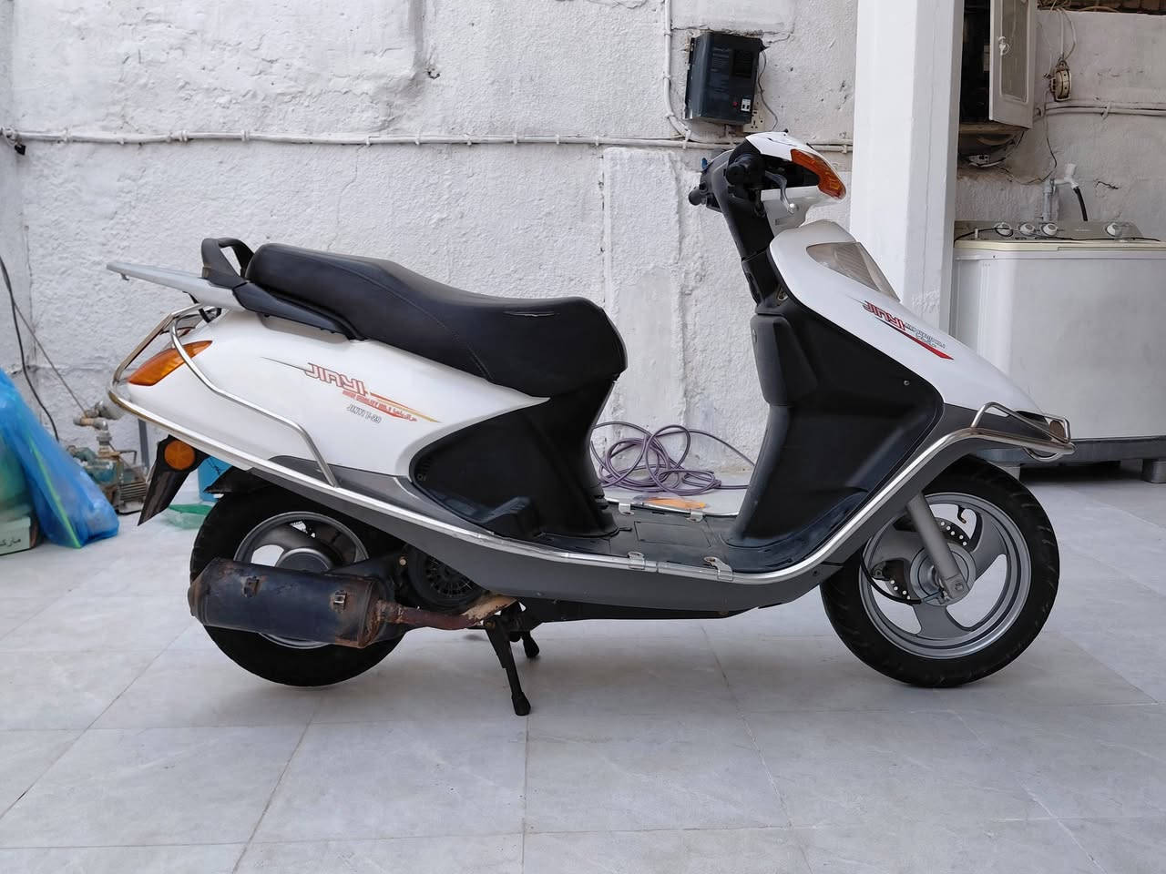 السلام عليكم رمضان كريم عندي دراجه سبيسي نضيفه للبيع شغاله نكره سلف مكينه خير من الله ناعمه كهربياته شغاله دبلات امامي خلفي شغال السعر 300 بيه مجال بصيط مكاني حله شارع 60 رقمي ***********
