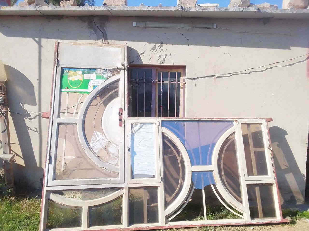 السلام عليكم عندي شباك وباب مطبخ وعندي شباك للبيع *********** ***********
