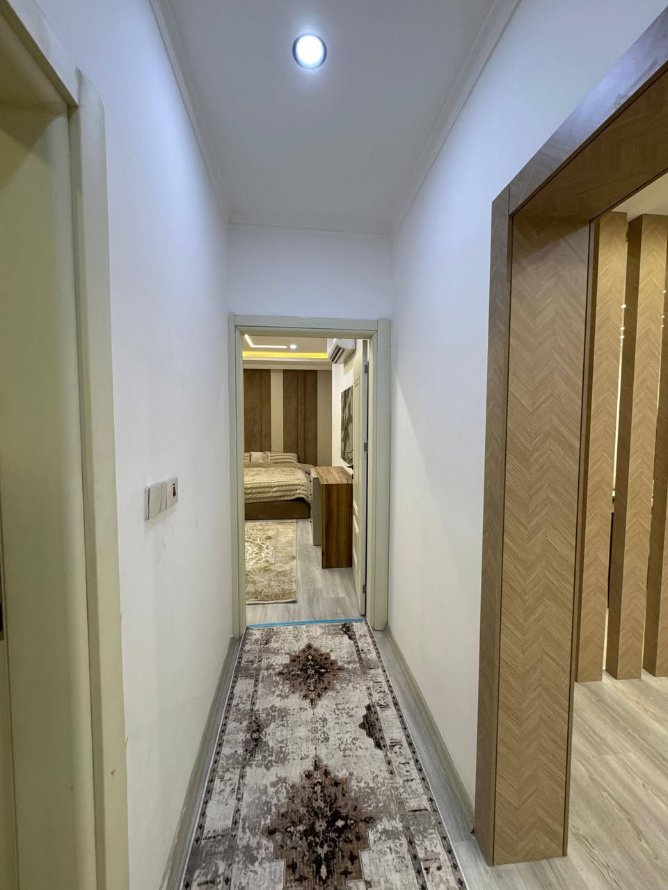 شقة ثلاث غرف و صالة #للایجار 
مؤثث vip ،  اثاث زیرو ، ممسكونة 
مساحة 170 متر ، طابق 4
مجمع سكنی واو تاورز 
التواصل 0750 444 7409 
التواصل ***********
