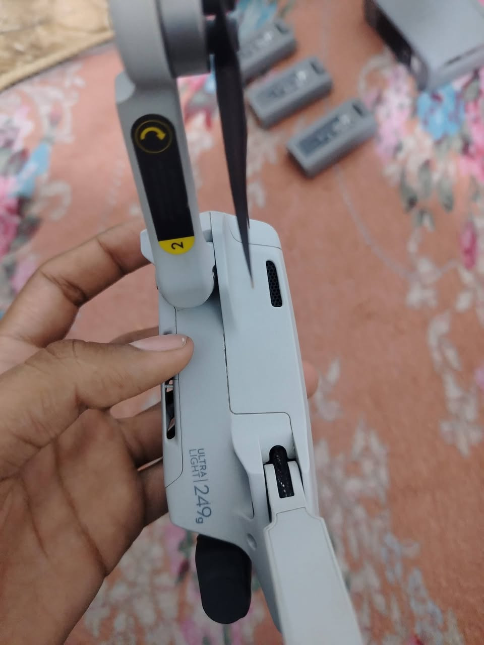 سلام عليكم درون مني 2 كومبو نضيف طيران قليل سعره 600  رقم *********** ملحقات كامله
