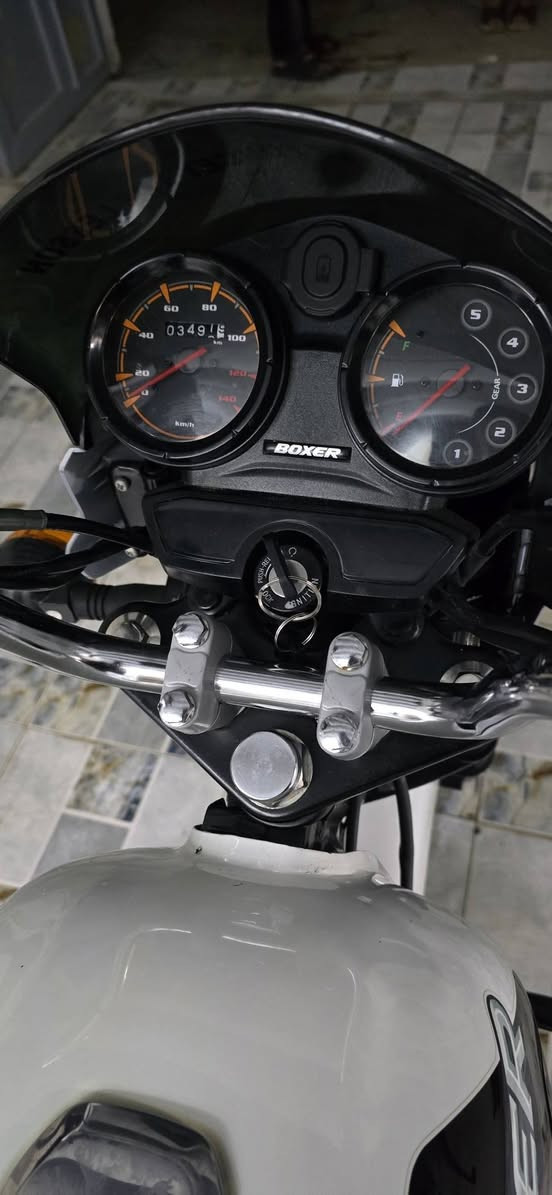 دراجه بوكسر هندي باجاج 
موديل 2023 طالعه بنهايه سنه 2025 بشهر ال12 
بعده زيرو يعني كفاله عامه اوراق كامله اصولي مو سنكر يعني تروح ترقم كبل دراجه فول جداديه رجائا الي ميعرف سعره ليكسر بيه شباب للمراوس بيسي اكس جيل ثاني فمافوق لو فورزه صفر ١٠ رمبه أكرر شباب رمبه مكاني كوت *********** 
97783583520

