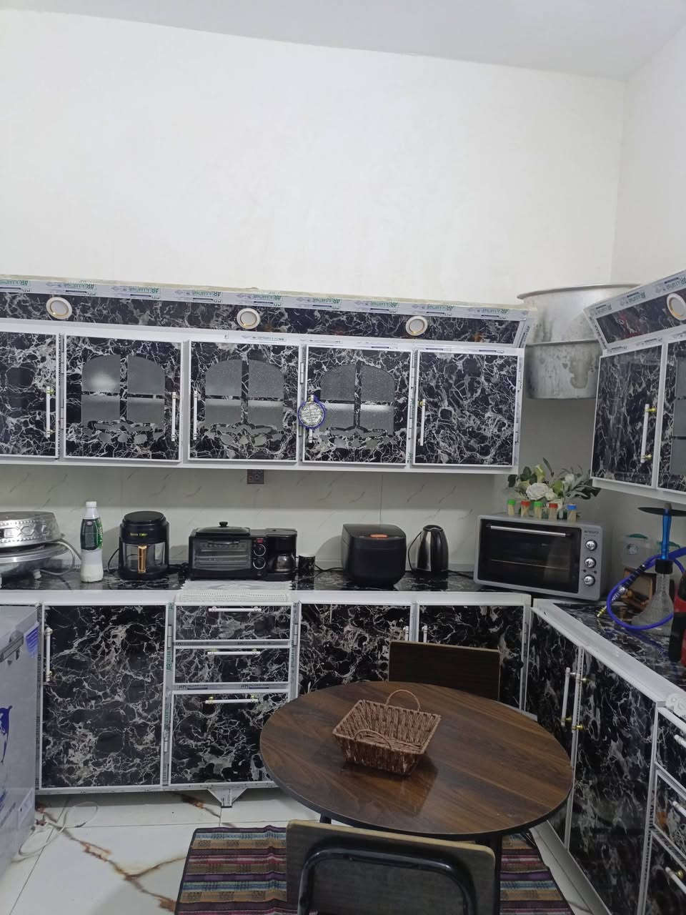 يوجد لدينا دار سكن للبيع ١٠٠م خلفي حي الشهداء قرب مدرسة رمضان السعر ٨٠مليون مع الاثاث للاستفسار الاتصال ***********
