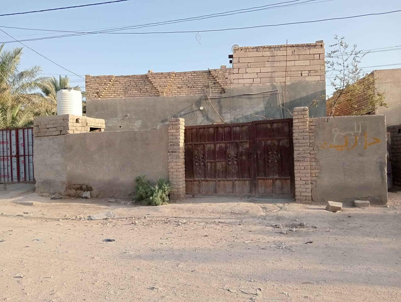 دارين للبيع خلفي وامامي الخلفي بناء جديد الامامي غرفتين ومطبخ وديوانيه وصاله وحمامات الخلفي 3 غرف وصاله وديوانيه وصحيات خارجيه وداخليه وساحه كبيره كلش وكراج مال سياره العنوان العمايره مقابيل جامع الرسول للستفسار ***********
