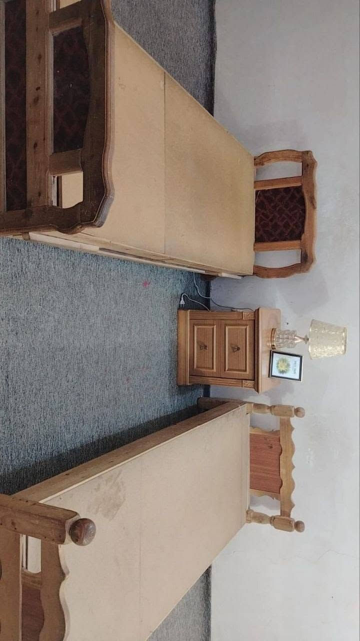 اثاث غرفه 
الجربايه الوحده على٣٠
الجراره ٢٥ نظيفه وجديده
الكنتور ع اليسرى ب١٠٠
الكنتور ع اليمنى ب ٥٠
حي الشهداء / ***********

