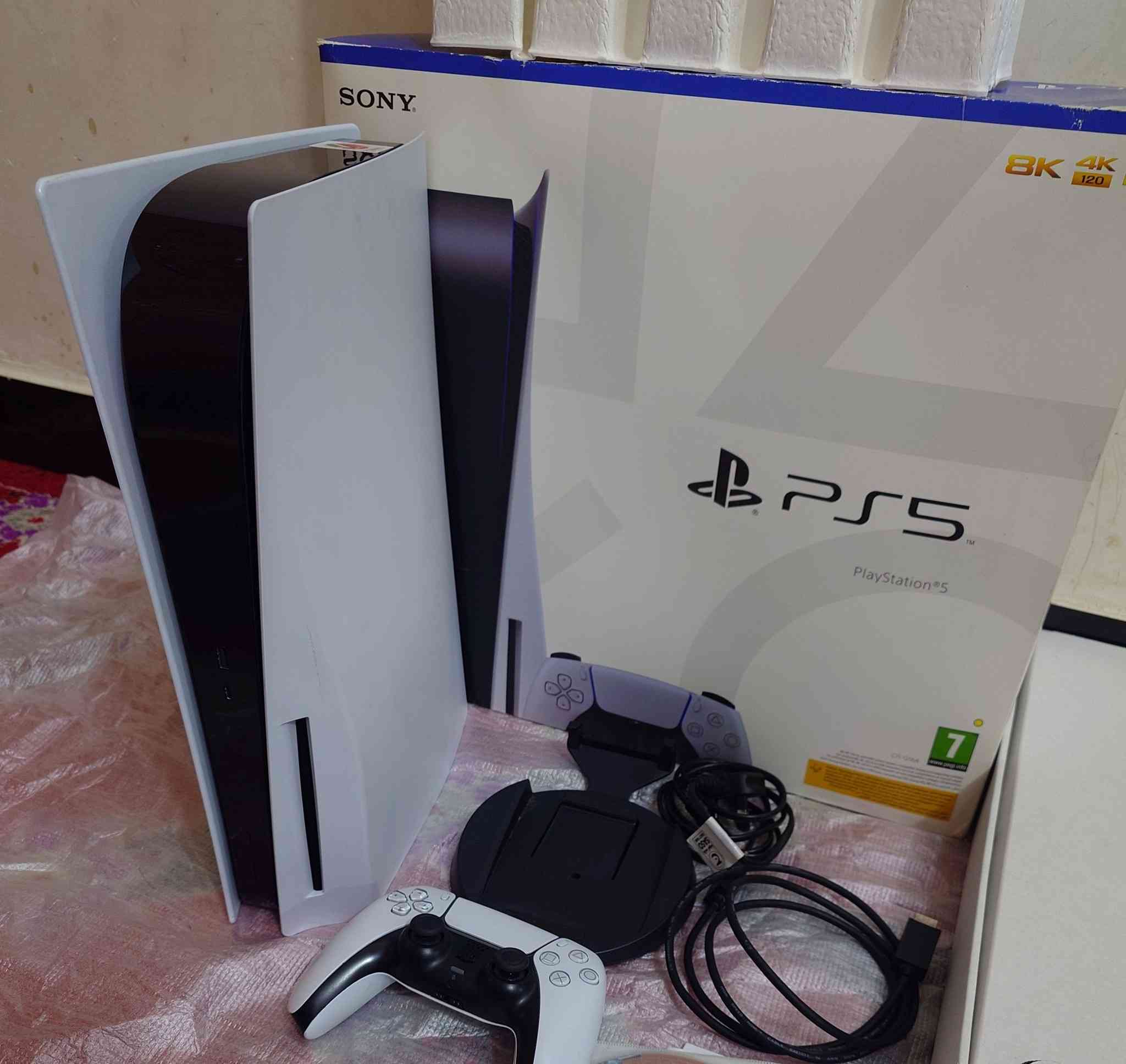 للبيع بلي 5 اوربي درجة النظافة 100 من 100 شرط اخو جديد  وكافة ملحقاته وكيبلاته للبيع السعر 600 مجال جدا بسيط عنواني بغداد اي استفسار عالرقم ***********
