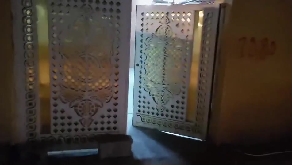 سلام عليكم مشتمل  مساحة ١٤٠ نضيف مسلح بناء جديد بي محميه قريب عل مدارس كرفانات الشراي يتصل ويدلل السعر ٣٧وبي مجال ***********
