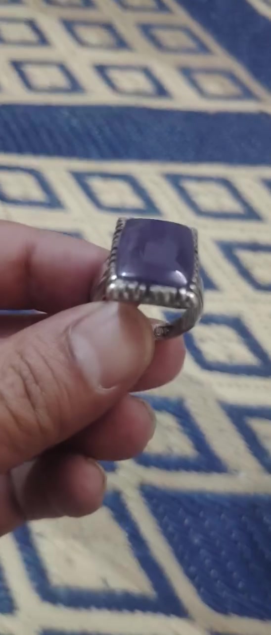 السلام عليكم ورحمة الله
خاتم يماني العقيق نادر من اليمن اني جبتة اللي
 الصياغة عراقية..
السعر قفل 250.000 ميتين وخمسين ألف.
رجاءا اللي مايعرف بالاحجار لايعلق تعليق سلبي
الله يرزق الجميع.
***********
