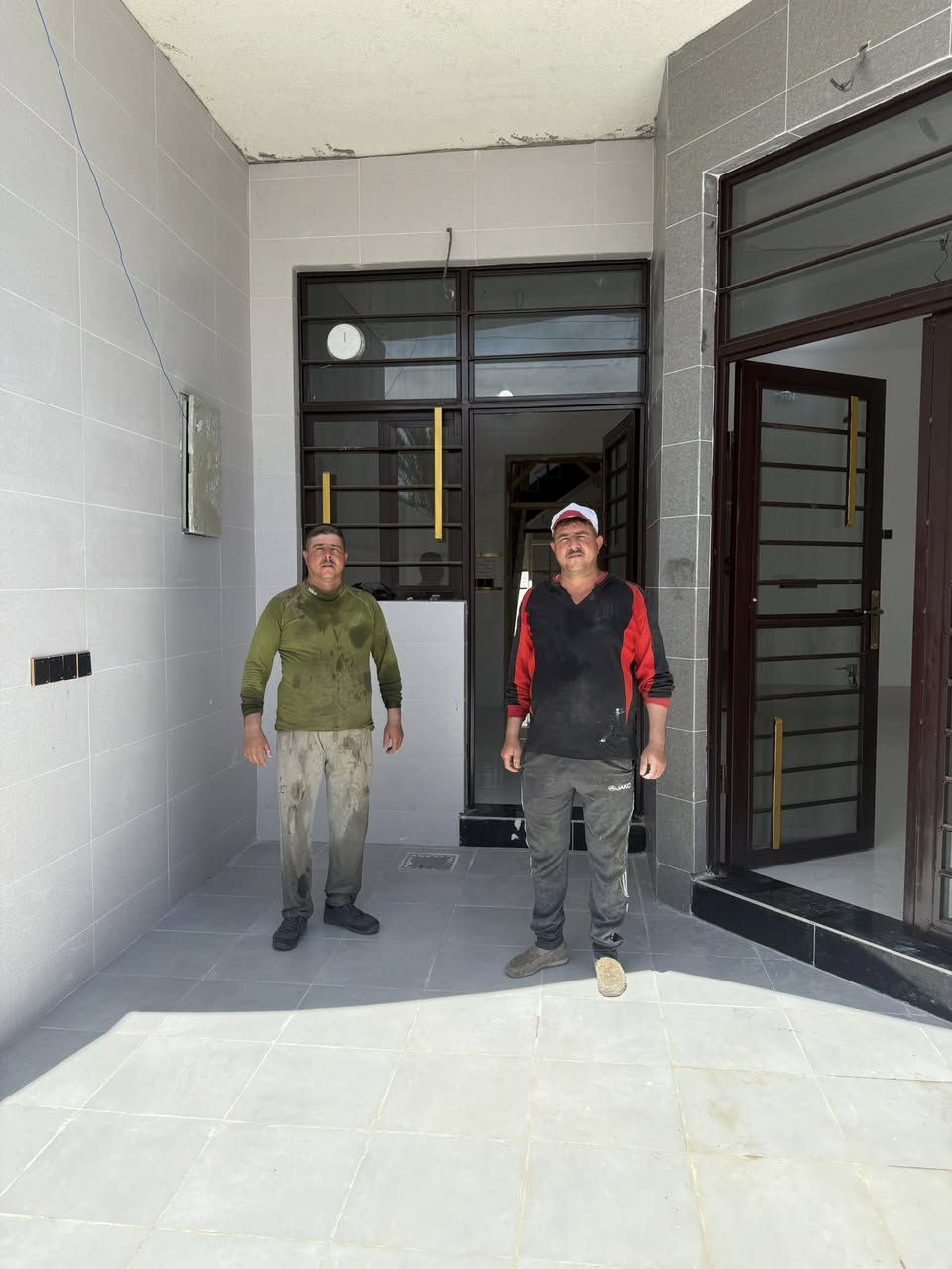 من الفكرة.. إلى الحقيقة! 🏗️✨
في مهنة البناء، نحن لا نضع طابوقاً فوق طابوق فحسب، بل نبني أحلام عوائل وثقت بنا لتأسيس مستند يجمعهم طوال العمر. 🏠❤️
بفضل الله وتوفيقه، أشارككم اليوم لقطات من أحدث أعمالنا ومشاريعنا في المقاولات والبناء والتشطيبات النهائية. نسعى دائماً في عملنا إلى الموازنة بين الدقة المتناهية في التنفيذ واستخدام أفضل المواد، مع الالتزام التام بالمواعيد والأمانة في كل تفصيلة صغيراً كانت أم كبيراً. 💼🛠️
رضا أصحاب البيوت وسعادتهم بالنتيجة هي رأس مالنا الحقيقي والدافع الذي يجعلنا نتطور يوماً بعد يوم. 📈
📍 خدماتنا تشمل:
 بناء الهياكل وتجهيز المفتاح.
 أعمال التشطيبات الداخلية والخارجية الحديثة.
 الإشراف الهندسي الدقيق على كافة مراحل العمل.
نحن هنا لنحول مخططاتكم وأفكاركم إلى واقع ملموس وبأعلى جودة.
📞 للاستفسار والتواصل، يسعدنا استقبال رسائلكم عبر الصفحة أو الاتصال بنا مباشرة. ***********أو ***********
(اترككم مع بعض الصور من مواقع العمل، ورأيكم يهمنا جداً في التعليقات! 👇)" الاخوين تحسين العبيدي و احسان العبيدي
