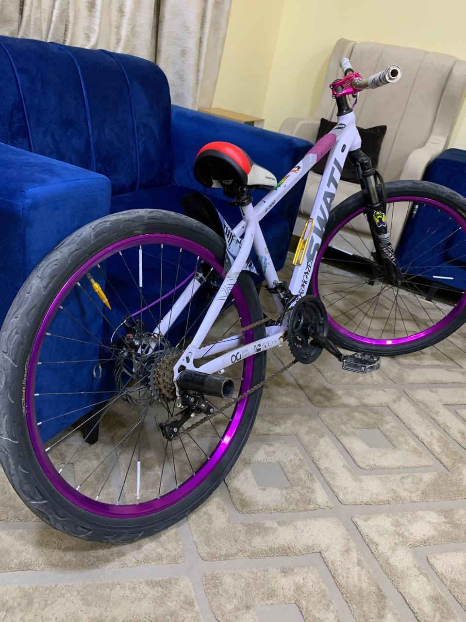 سلام عليكم بايسكل بايك اصلي بايسكل متعوب عليه يخبل ونضيف كلش رايده ب ١٥٠ شراي يراسل عل هل رقم *********** عنواني بغداد شارع حيفا
