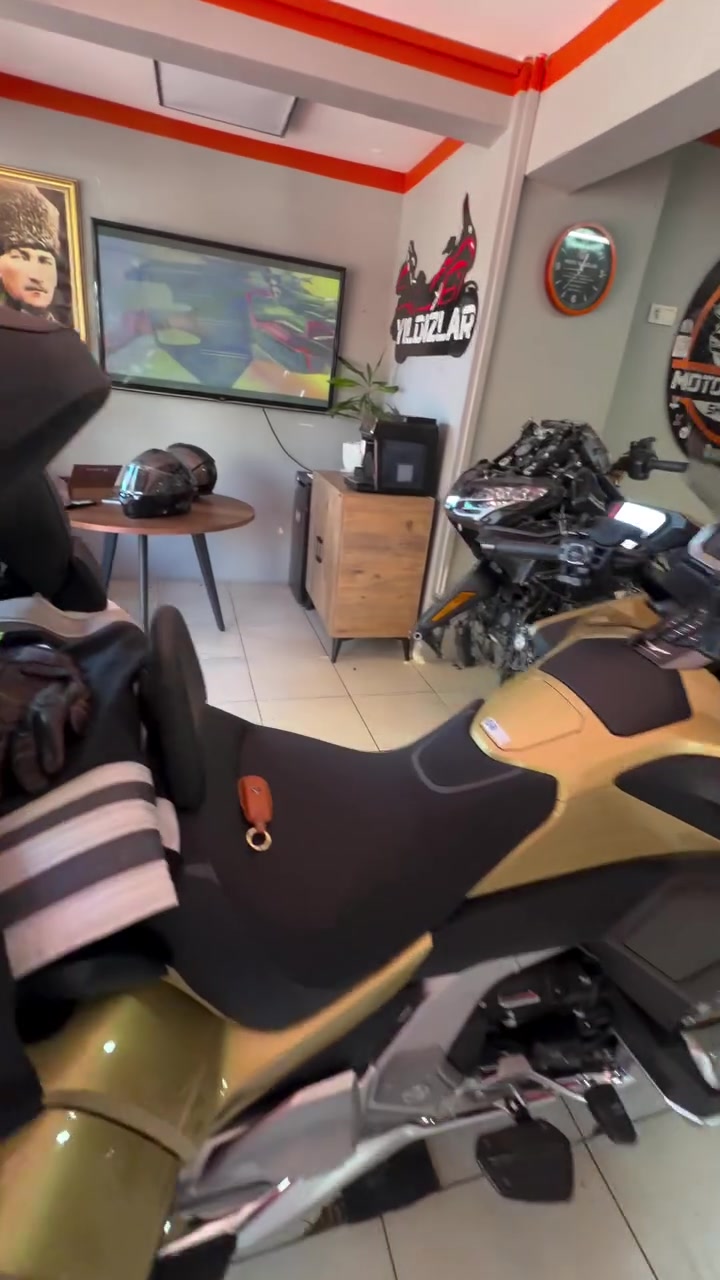 🏍️ 50. Yıl Özel Honda Gold Wing Dokunuşu!

Bu özel Goldwing’e yakışır şekilde:
✔️ Koruma demiri
✔️ Insta360 kamera ayağı
✔️ Arka bagaj taşıma sistemi
✔️ Ön & arka bardak tutucular

hepsinin montajını titizlikle tamamladık.

Uzun yol konforu, güvenlik ve teknoloji artık bir arada! 🔥
Yolda hem güvende hem de her an kayıt altında olacaksın.

📍 Moto Yıldızlar farkıyla, detay işçilik ve kaliteli montaj!

📞 İletişim: +905324632590
DM veya direkt ulaşabilirsiniz

#Goldwing #HondaGoldwing #MotoYıldızlar #Goldwing50 #MotosikletAksesuar


**إذا كنت صاحب هذا الإعلان وتريد حذفه لأي سبب، رجاءا أرسل رسالة إلى الدعم الفني**