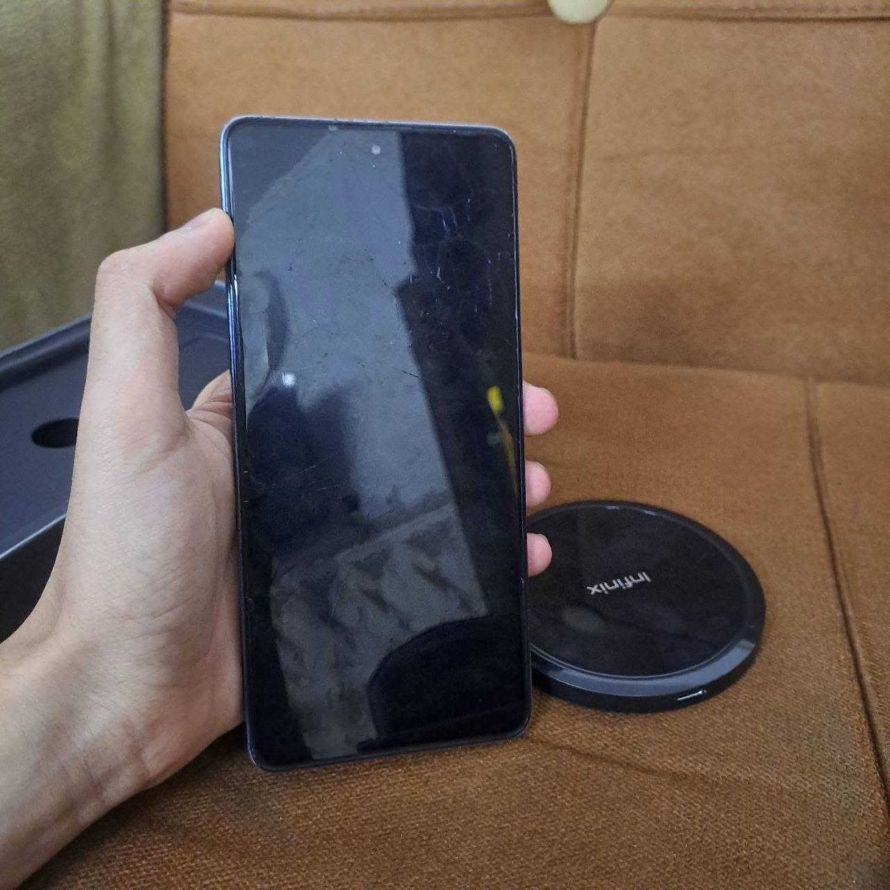 السلام عليكم انفنكس نوت 30 VIP للبيع ذاكره 256 رام 12+12 جهاز قوي يشغل 60 فريم بوبجي شاشه مكسوره مشكلته يطفى ويشتغل من وحده سعر 65 الف وبيه مجال للاستفسار واتساب ***********
