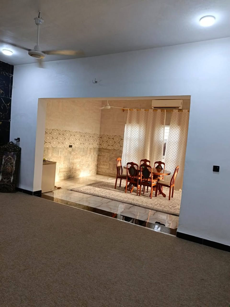 سلام عليكم  
منزل للبيع المساحة 300م
العنوان بداية حولي الجامعة /الحي الثقافي/ مقابل قاعة مارينا للمناسبات 
طابو زراعي سند 25 
يحتوي على غرف عدد 2 نظام السويت
مطبخ حار + غرفه طعام واسعة مطلة على الصالة
صاله + صحيات
غرفة ضيوف + صحيات 
طارمه + حديقة واسعه
منور عدد 3 
البناء كونكريت مسلح طابوق درجة اولى 
تأسيس ماء + كهرباء + مجاري  درجه اولى
البيت يحتوي على بعض النقوصات
للأستفسار اكثر الاتصال على الرقم
***********
