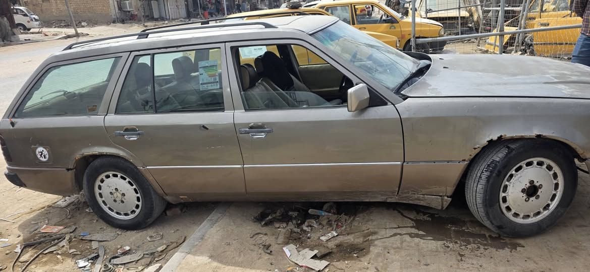 السلام عليكم مارسيدس دب محور بطه موديل ٨٧رقم بغداد تحويل مباشر سنويه ماصاقطه كير ومينه مكفولات تبريد السعر ٣٠ وبيه مجال للطيبين المكان ديوانيه***********
