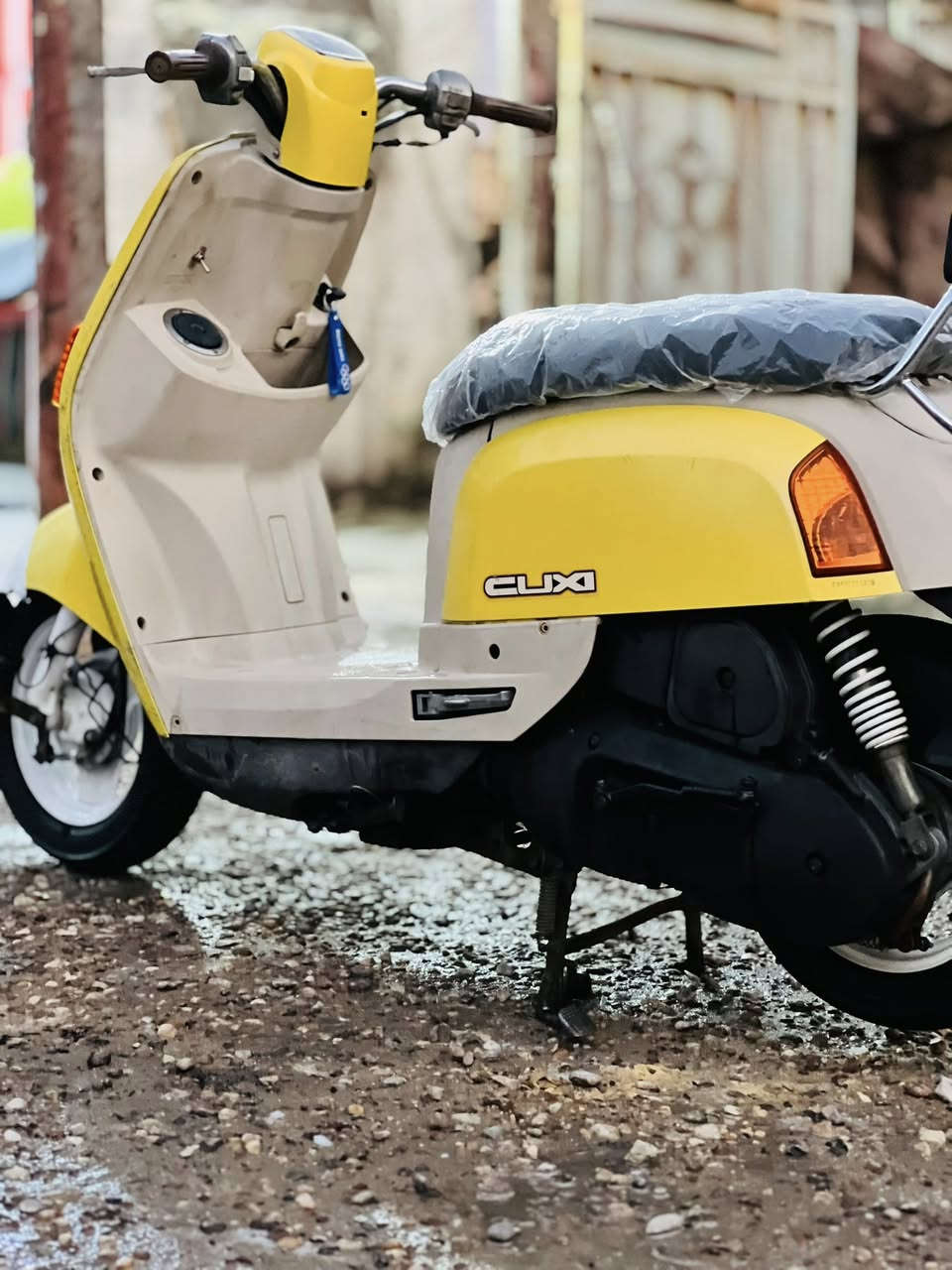 السلام عليكم دراجه بوليس للبيع 
لون اصفر ليموني بلاد 
دراجه ختم واحد 
كفرات بلاد 
كهربائيات كلهه شغاله
دراجه ما مفتوحه مكفوله
للاستفسار الاتصال ***********
