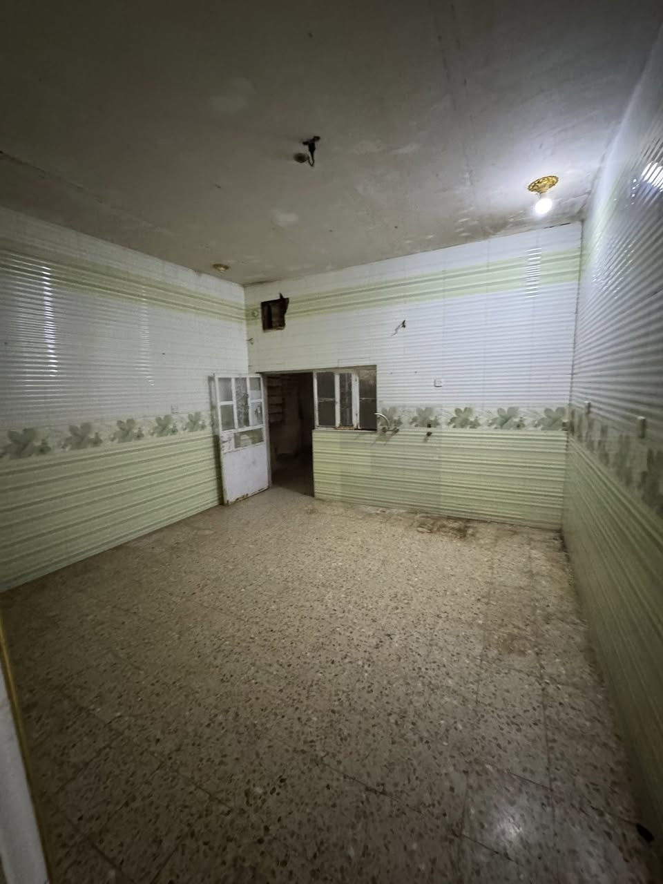 سلام عليكم يوجد دار ليجار المساحه ٢٠٠ م حي الوحده لاسلاميه قرب حسن المضمد علا شارع العام بي ٤ غرف نوم ستقبال بيت نضيف يصلح سكن يصلح صالون كلشي يصلح اي ستفسار لاتصال ***********
