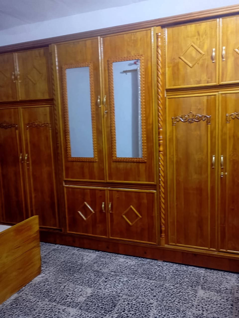 غرفة اخشاب طابقين  جديده لبيع استفسار ***********
