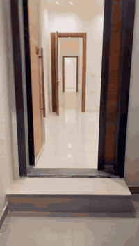 شقة ارضية للإيجار سنوي  ،في منطقة اليرموك  مساحة البيت ١٤٠م ، مدخل منف...