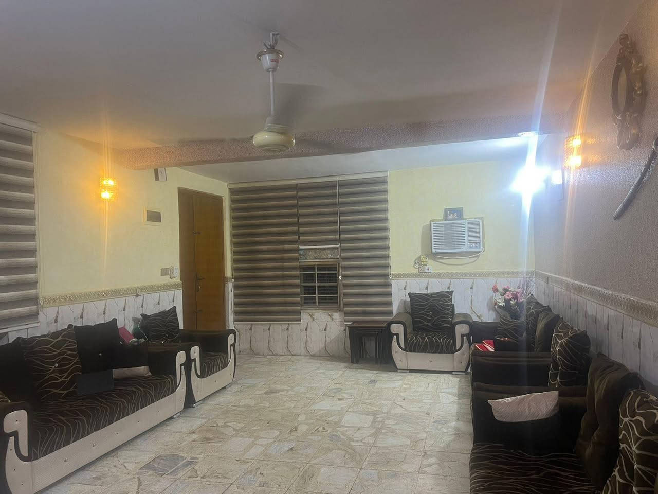 بيت مساحته 210 واجهة 9 ونص قرب مجمع عامر فرع مقابل صيدلية روح الحياة النعيرية حي الخليج  يتكون من الطابق الارضي مرافق خارجي  كراج كبير يتسع لثلاث سيارات حديقة مطبخ استقبال غرفة نوم وصحيات الطابق الاول غرفة نوم كبيرة وغرفة نوم ثانية زائد ملحق معها غرفة صغيرة وكذلك صحيات كاملة البيت عكادة مرمم جديد 0776 589 5929
