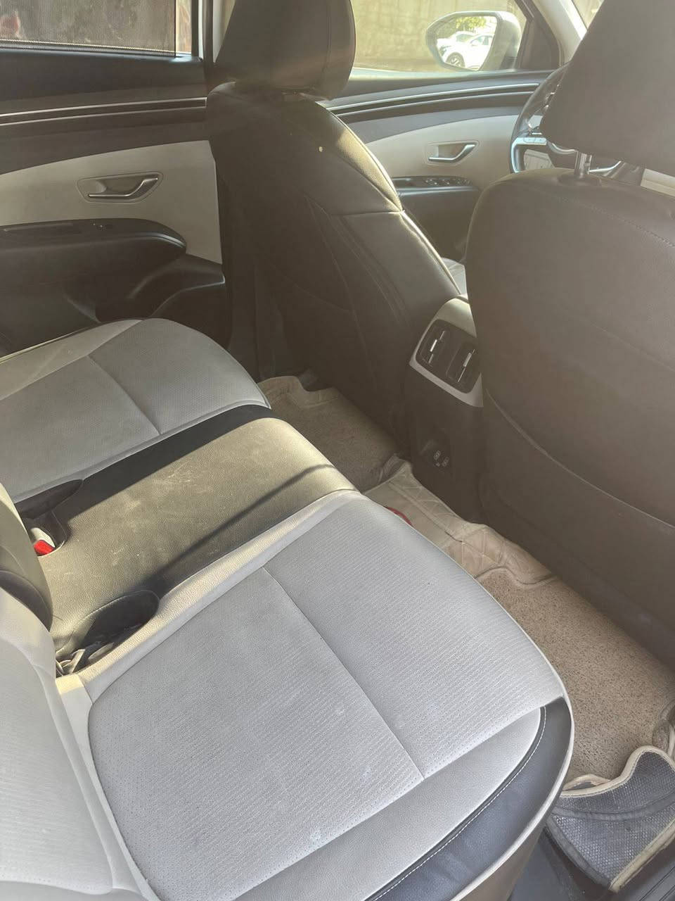 للبيع توسان موديل 2022 خليجي مكفوله من الضربه والصبغ والتبديل فقط بارد قليل جوه الرقم الخلفي
سنويه لل 2027
كراسي جلد وكهرباء
شاحن وايرليس
وتخم تاير
تبريد خلفي
ماشيه 106 الف
السياره جدا جديد وعلى ايدي ومادير بس بانزين محسن 
السعر 194$ وبيها مجال بصيط
للتواصل اتصل
***********
