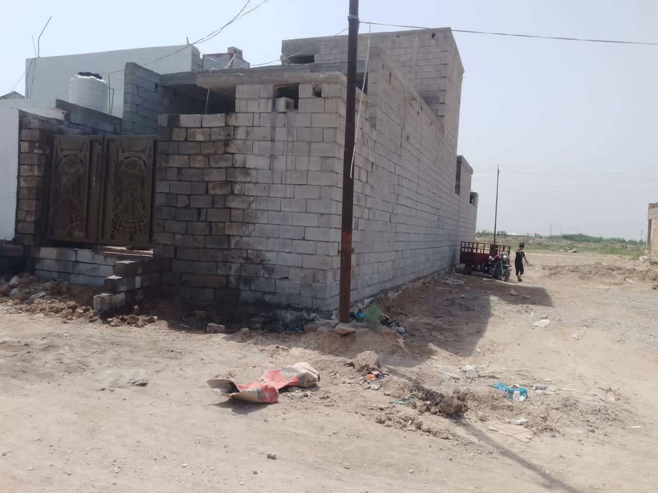 السلام عليكم هيكل للبيع 150متر ملك صرف بسمي  تحويل مباشر غرفتين نوم استقبال مطبخ صاله صحيات عدد2حمامات 2 طرمه العنوان ديالى غالبيه سيف سعد قرب المدارس رقم العقار 5/683 مكلف بلنشر الاتصال على رقم الهاتف ***********
