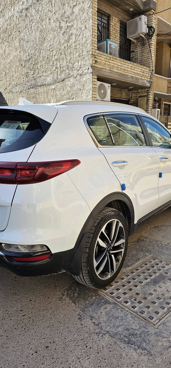 السلام عليكم
كية سبورتج للبيع موديل2021 
 نص فول
(السيارة بيهة بارد باب خلف السايق والبارد الثاني باب الصدر فقط) 
السيارة كلش حلوة ونضيفة ممتعوبة 
ماشية 60الف 
تجي وتشوف بعينك مكان السيارة بغداد الشعب السعر 205 وبيهة مجال والشراي يتصل *********** واني خادم
