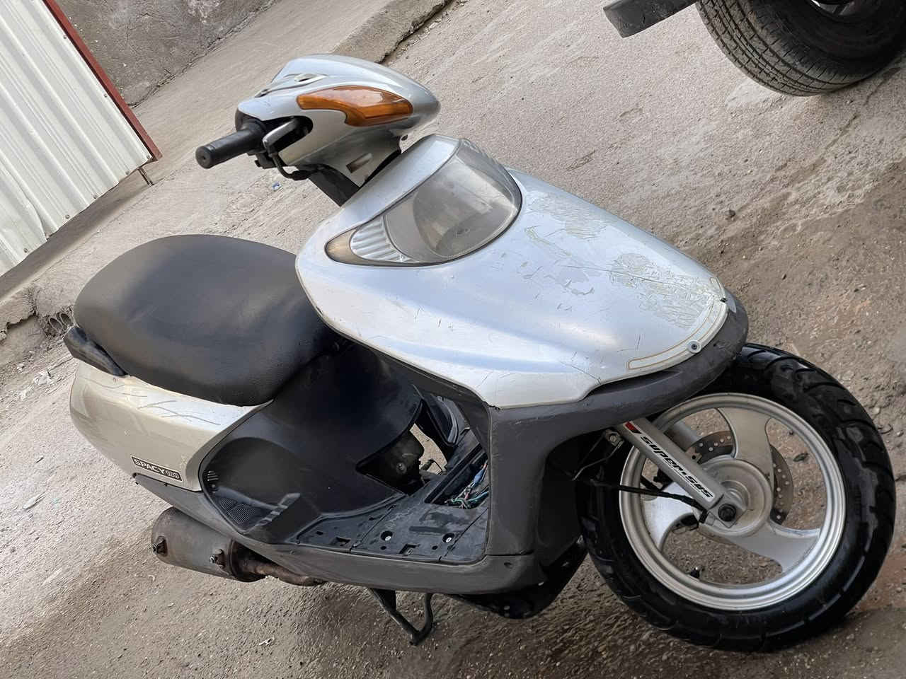 دراجة سبيسي دراجة نضيفة وحلوة مكينة خير من الله ناعمة ومعدل كهربائياتهة كلهة شغاله موقع حي اور او جادريه او زيونة رقم الهاف ***********.   سعر 350
