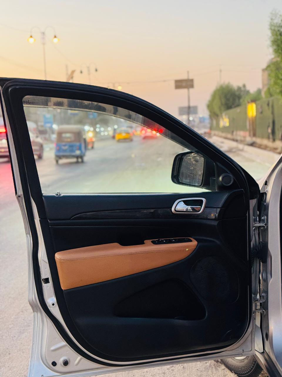 سلام عليكم
جيب لاريدو خليجي فول مواصفات موديل ١٣ معروفه وعليها ادامه كاملة السياره قطعتين صبغ جامع والباب كلير 
السعر ١٦٥ وبيه مجال
***********
