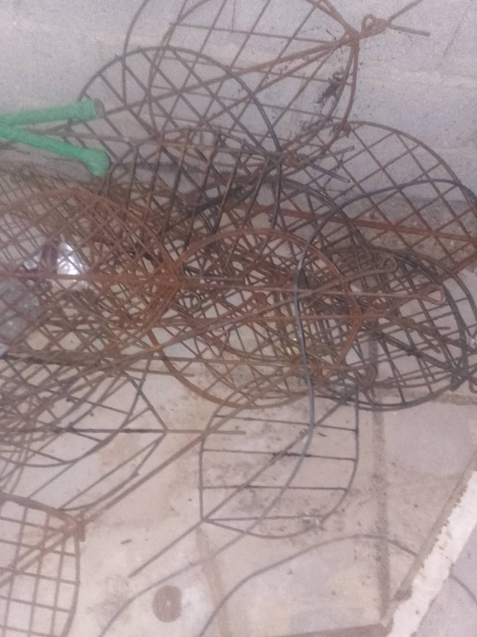 للبيع شوايه وعارضه وهلاسه  وحوض شوايات  *********** بغداد مدينه الصدر
