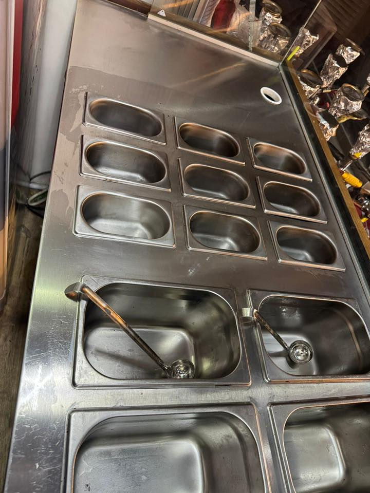 السلام عليكم
حلويات الشتاء والمطلوبة برمضان 😍
⭐️⭐️⭐️
 قلاية كهربائية مخصصة لعمل: 
لقمة + جوروز 😋
⭐️⭐️⭐️
مكينة حقن الشوكولاة 
جهازة تذويب الشوكولاة البلجيكية
بلانكات الزينة 
⭐️⭐️⭐️
- تحتوي الاجهزة على خزن كبير  في كل واحد منها
- المنشأ: تركي
- الاستخدام : سنة ونصف
الحالة: نضيفة جدا
- الموقع : بغداد
- السعر : 1500$ (١٥ ورقة)
- للتواصل: (***********)
