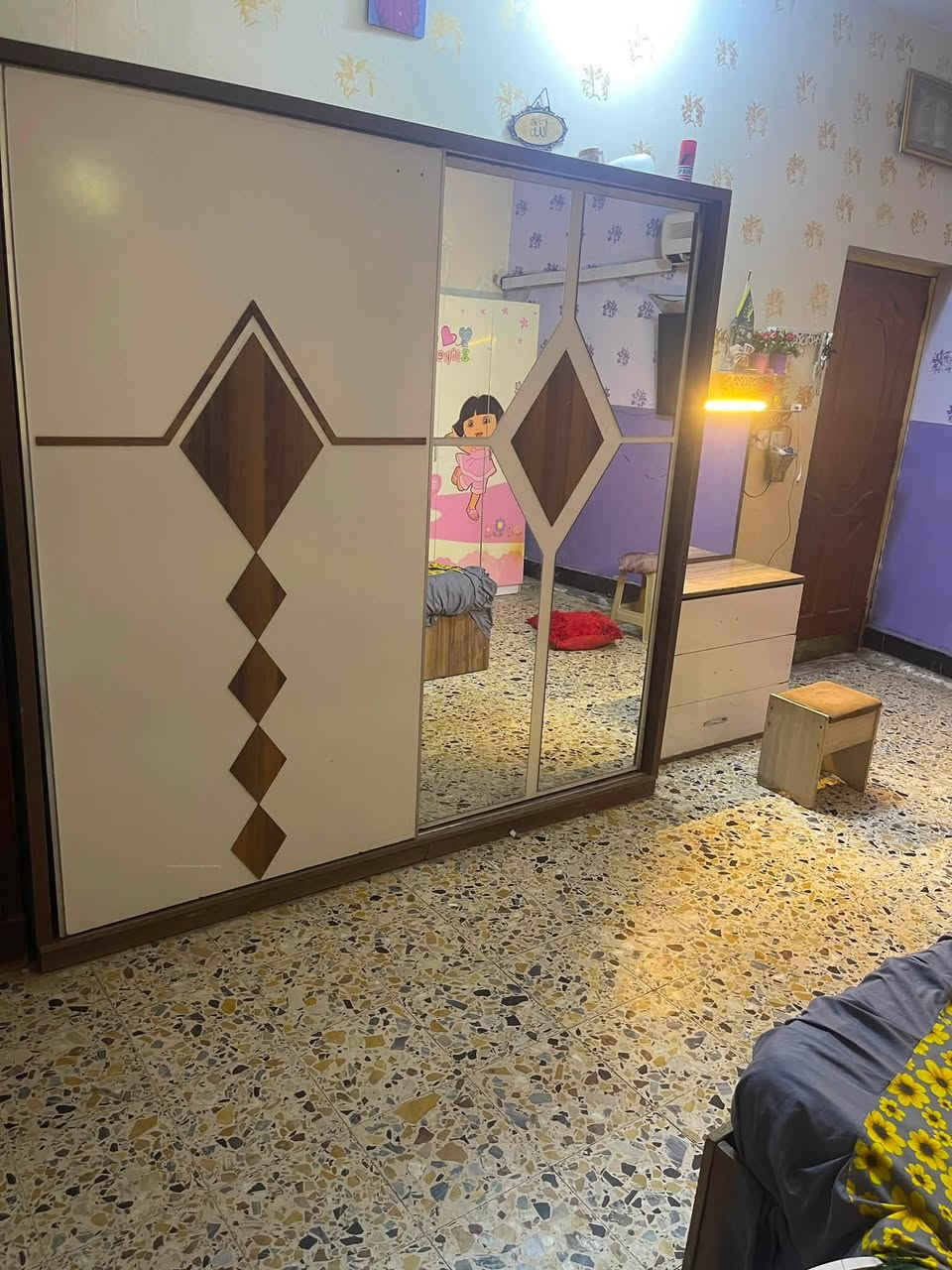 سلام عليكم عندي غراظ للبيع مال البيت غرفة تركي هيه ملحقاتها ١٥٠ الف مع سبلت الحافظ ٣٠٠ الف طنين مع كنتور خشب ابو ملحق داخله كلش نضيف سعره ٦٠الف مع كنتور اطفال تركي ٣ باب سعره ٧٥ الف جربايه اطفال كلش جديده ٥٠ الف لهاتف ***********
