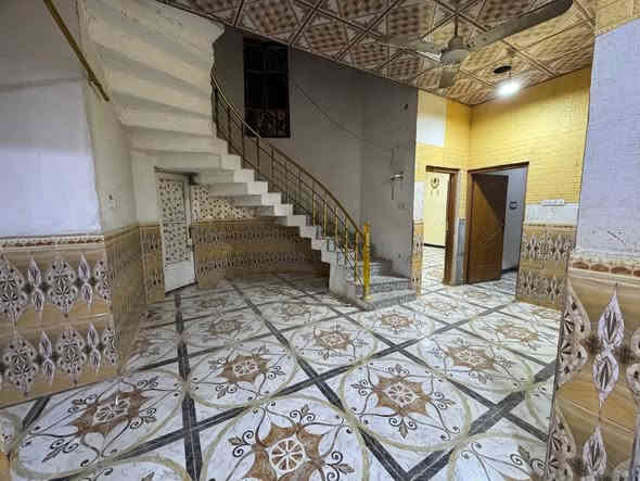 السلام عليكم دار للايجار مساحه 200 متر طابقين يحتوي الطابق الاول على قرف عدد 2 واستقبال وصاله ومطبخ وصحيات والطابق الثاني يحتوي على قرف عدد 2 وصاله وصحيات العنوان البصره  ابو الخصيب طريق المحكمه كوت الحمداني ايجارة 450 الف انتصل على الرقم *********** بي واتساب
