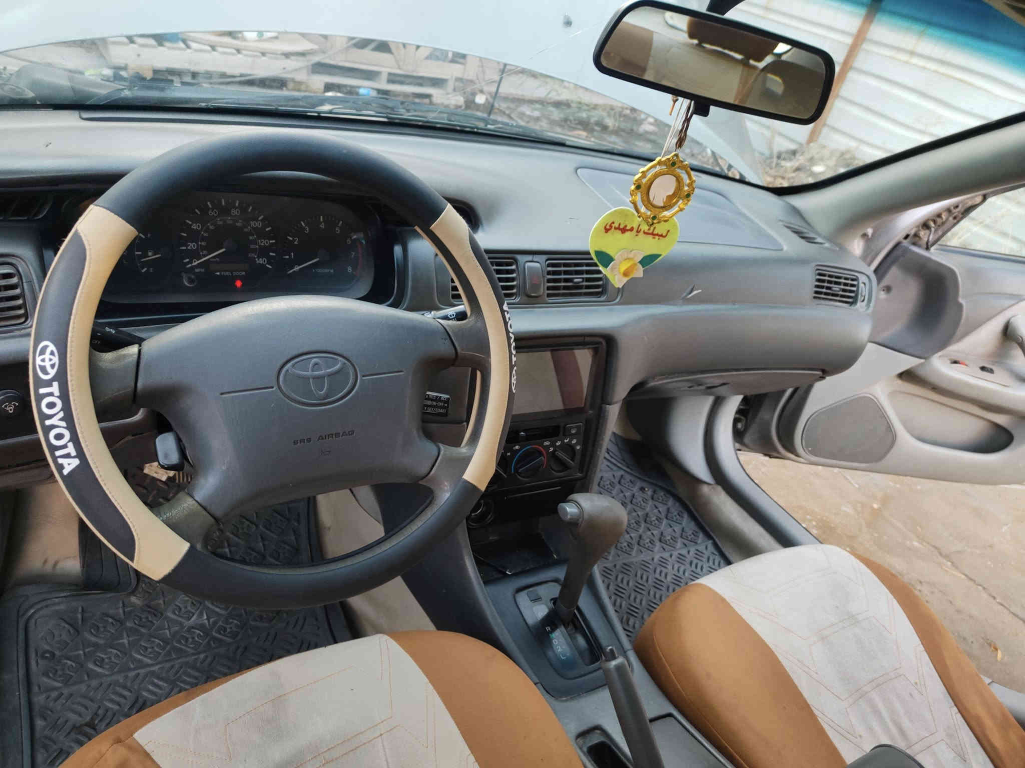 كامري للبيع 
سيارة رقمها بغداد بإسمي سنويتها ماساقطة
زوج تايرات جدد ، باتري جديد ، حدادية جديدة ، تنتة جديدة ، گاعية جلد لون بيجي نظيفة بشكل ، عنبار بريك جديد ، شاشة ، كروز سرعة ، تحكم مري شغال 
تبريد شغال 
السيارة مصبوغة عام أثر جراد وخدوش ومكفولة من الضربة والكص والعيب الشرعي والشواصي والتكم
دواخلها كلش حلوة 
محرك 2200 ابو الجف ، دهن أديرلها ياباني ميتاسو 
موديلها 97 
ريمونت تقفيل ابواب شغال
مكاني بغداد / الكرادة
السعر 69 
***********
