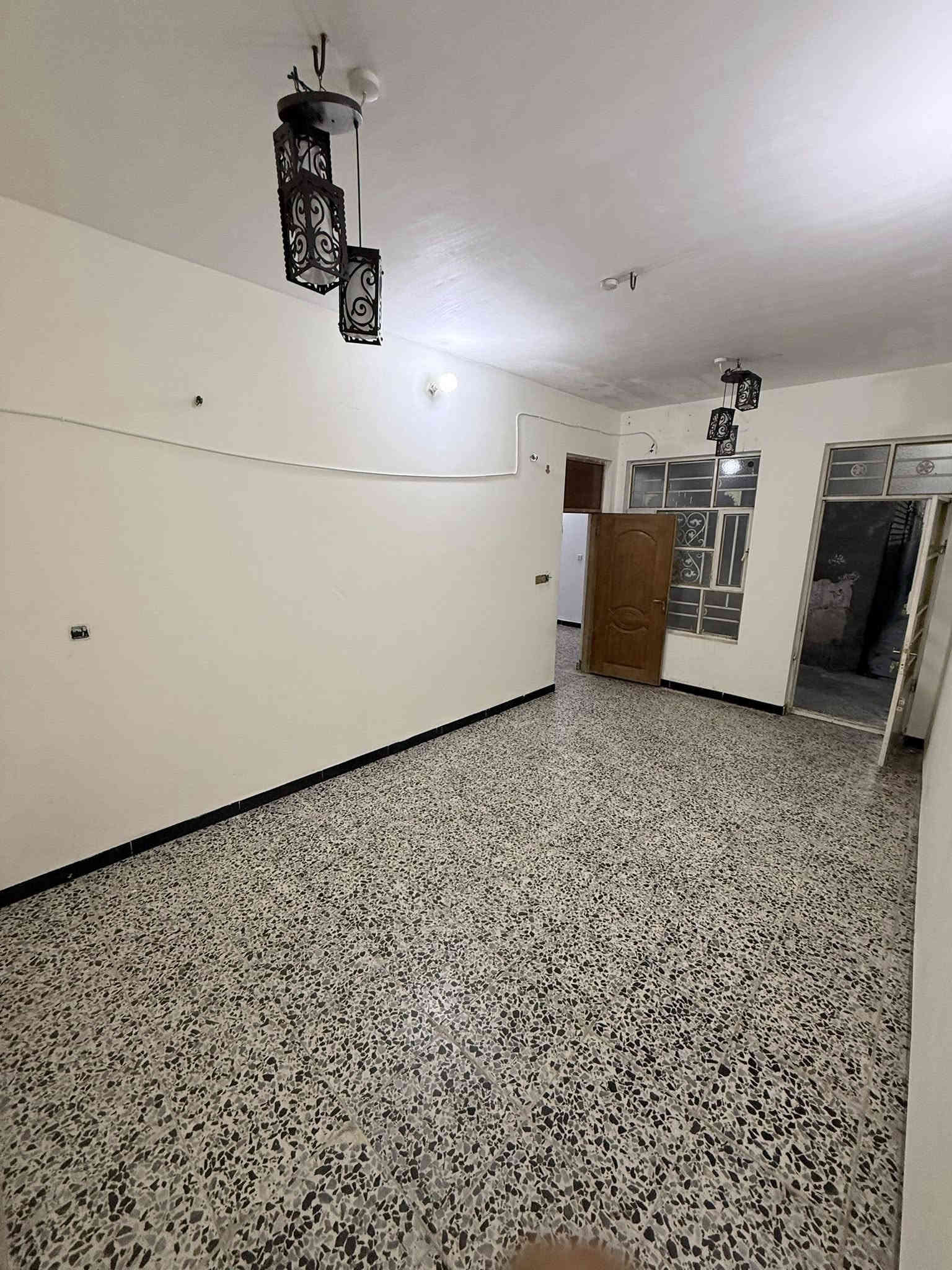 بيت للايجار خلفي ١٠٠متر البلديات بشارع الكنيسه خلف ملعب المدينه غرفتين وصاله كبيره وصحيات ومطبخ حار ومطبخ بارد 
***********
