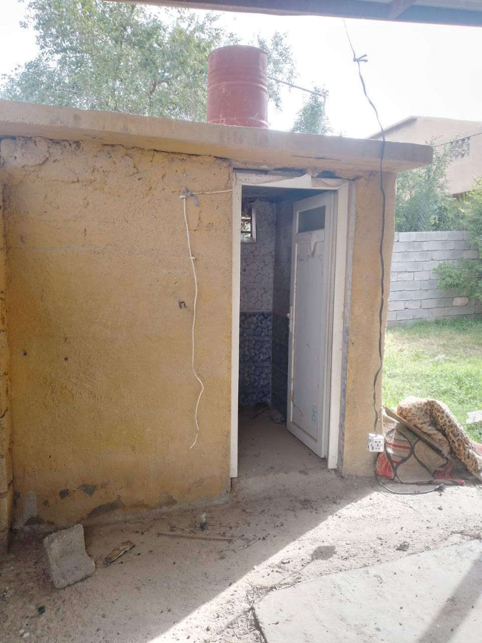 سلام عليكم دار سكن البيع مساحه ٤٠٠ سند طابو ٢٥ يحتوي على ستقبال وهول ومطبخ وصاله وحمام وغرفتين نوم وحديقه وكراج وحمام خارجي موقع الدار قرب سريع عبدلله بن علي وقرب مرور العامه وقرب جوبه التصال ***********
