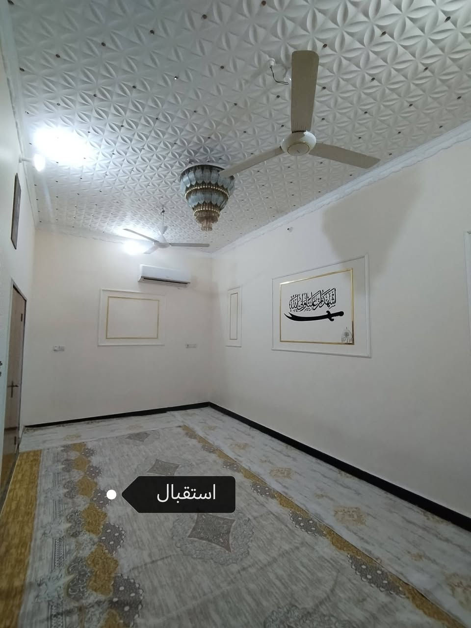 #دار للبيع في حي العسكري طابقين مساحة 200 متر/ يبعد عن شارع العام 50  الموقع علئ ساحة المكان خلف مجمع سيد اثيرر
يتكون من استقبال
غرف عدد4
صحيات داخليه خارجيه
مطبخ كبير حار وبارد
مناور عدد 2
صاله + هول
طارمه كبيره
مكان البيت كلش مرتب وقريب علئ الشارع 
للاستفسار ***********
