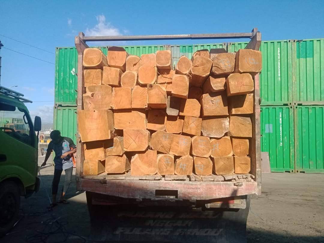 Loading process of teak raw materials into the container; the quality and appearance are very beautiful and excellent.
#Teak #Teakwood


**إذا كنت صاحب هذا الإعلان وتريد حذفه لأي سبب، رجاءا أرسل رسالة إلى الدعم الفني**