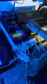 خشبه ايقاع الكترونيه للموسيقى
استخدام من فتره قصيره 
منزل بيها هواي ايقاعات وموسيقى 
جاهزه من كلشي للبيع 
السعر حسب الاتفاق للاستفسار
***********
