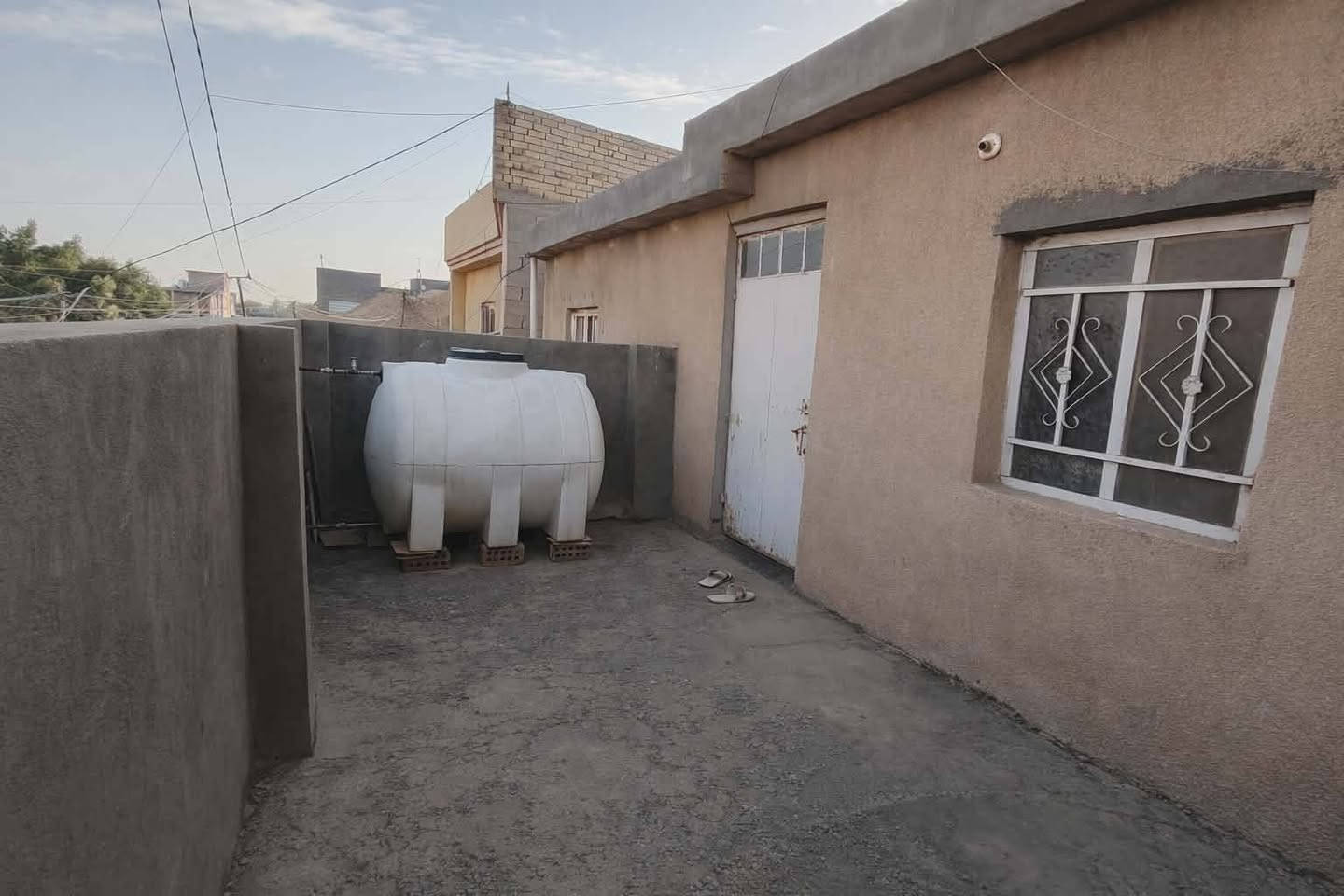 في أبو غريب – حي الشهداء
🏠 بيت طابقين بموقع حيوي جدًا يم سوق السكلات مباشرة
مناسب للسكن والاستثمار بنفس الوقت 👌
📐 المساحة: 80 متر
📏 النزال: 8 متر
📏 الواجهة: 10 متر
✨ التفاصيل:
▪️ غرفتين
▪️ استقبال
▪️ مطبخ
▪️ دخوليّتين للمنزل
▪️ طابقين
📍 جميع الخدمات متوفرة وقريبة (سوق، مدارس، محلات، مواصلات)
موقع مميز يرفع قيمة العقار مستقبلًا 💰
💵 السعر: 75 مليون قابل للتفاوض  ملاحظة طابو  صرف ‏‪0770 346 4327‬‏
