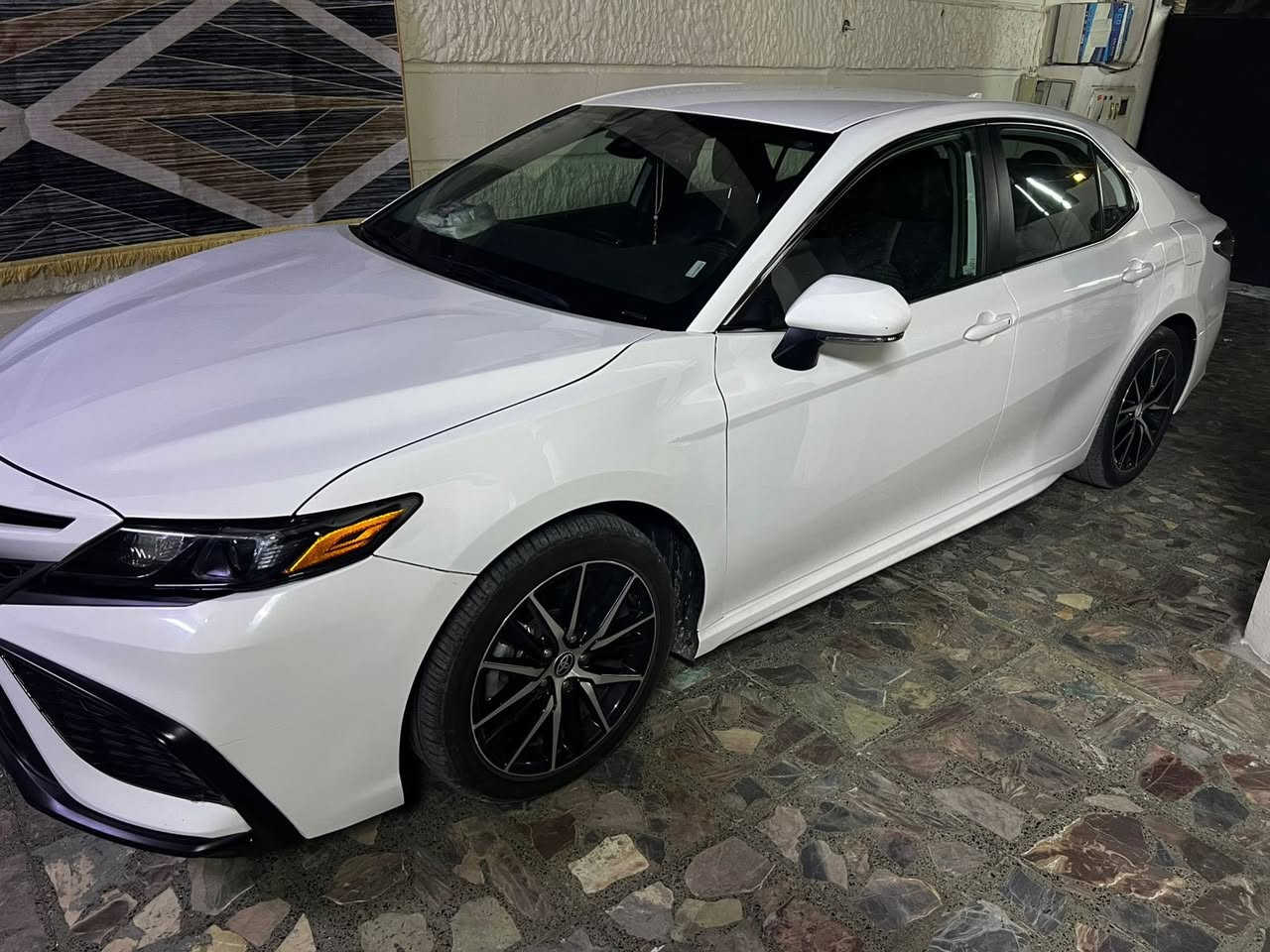 السلام وعليكم 
كامري 2024موديل وارد أمريكي 
السياره بدون صبغ بيها بارد فقط 
بدون ايرباكات السياره ماشيه 38الف
موصفات SE
***********
