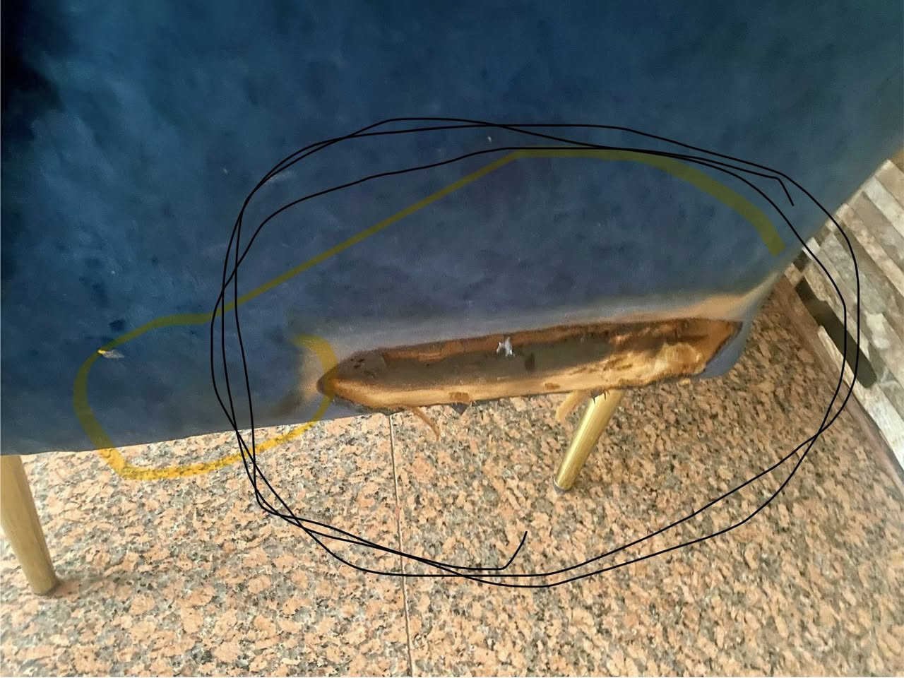 تخم للبيع كما موضح بالصورة فقط بي حرق بسيط سطحي ماشر عليه سعرة ١٢٥ وبي مجال مراسلة وتساب ***********
