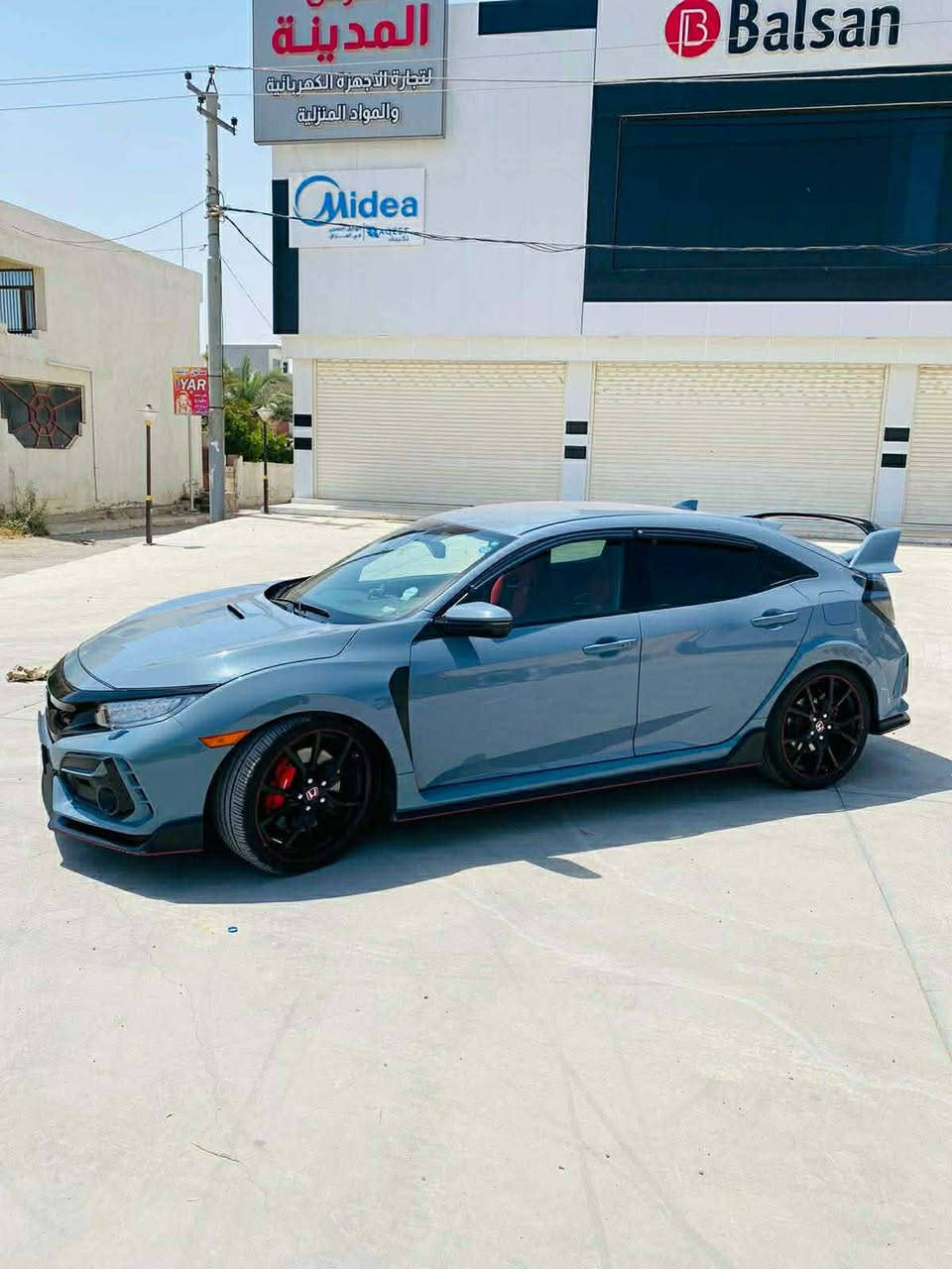 � الموديل: Honda Civic Type R
⚙️ المحرك: 4 سلندر 2.0 Turbo VTEC
🔥 القوة: تقريباً 306 حصان
🕹️ القير: عادي (6 سرعات)
🚀 دفع أمامي مع LSD
🏁 نظام قيادة رياضي + وضعية +R
🛑 بريكات Brembo أصلية
💺 داخلية رياضية Recaro (قماش أحمر وأسود)
📱 شاشة وسطية + بلوتوث + كاميرا خلفية
❄️ تبريد قوي
🎯 نظام Traction + Stability Control
🎵 ستيرنغ مالتي فنكشن
🛞 ويلات رياضية
💨 ثلاث مخارج عادم (Type R الأصلي)
✨ جناح خلفي سبور
📍
29000$ وبيها مجال للشراي
 لوحة سليمانيه
*********** بغداد, العراق
