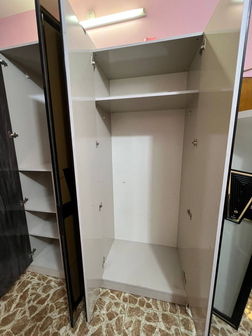 غرفة نوم تركي نفرين للبيع استعمال قليل ونضافه٩٠ ٪ مثل ما موضح بالصور والفيديو .. عنوان  بكر بن علي السعر ٩٠٠ وبيهه مجال قليل للشراي
للتواصل خاص او واتساب ***********
