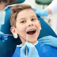 اسنان اطفال • مجاني • عيادات جامعة المنارة