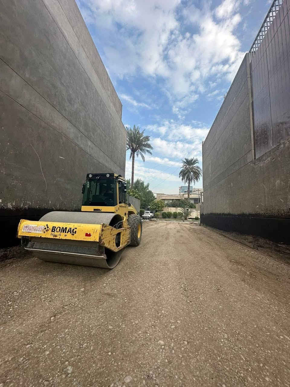 السلام عليكم  يعلن مكتب الارتقاء في كنعان عن بناء هيكل لدور السكنية 
عرض الاول الهيكل 180 الف دينار نقدا
العرض الثاني الهيكل 240 الف دينار قسط
عرض الهيكل الطابوق الاحمر 210 الف نقدا
***مواصفات المواد …
- قشط وتنظيف الارض
- فرش الجلمود والسبيس والحدل بالحادلة الكبيرة 
- معالجة الارضة باستخدام المبيدات ( الكلوريدين)
- فرش نايلون زراعي سميك 
#الاساس 
- تاسيس انابيب الصرف الصحي ( امل الشريف او البركة 10بار) للخطوط الرئيسية للحمامات والمطابخ  بطرق هندسيه مع استخدام انبوب 400 ملم للمنهولات .
- تسليح الاساس بحصيرتين بابعاد 30*30سم قياس 12 ملم مع عمل جسور تحت الجدران الرئيسية نوع FF او سعودي خاضع للفحص المختبري.
#صب #الاساس ( رفت 30 او40 سم ) صب مركزي  C35
- استخدام الطابوق الجمهوري قليل الاملاح ناجح بالفحص المختبري 
 - تأسيس انابيب السبالت والمرازيب والانترنت والستلايت مع الهيكل
 #البناء_بالطابوق 
- بارتفاع ٣ م مع عمل رباط ٣٠سم .
 #السقف 
- عمل القالب باشراف هندسي .
- تاسيس انابيب الكهرباء والجكشنات بالسقف 
- تسليح السقف 30*30 سم مع عمل جسور للفضائات الكبيره حسب توجيهات ومتابعة المهندس الانشائي
- صب السقف صب مركزي c30 
- بناء الطابق الاول والبيتونه بنفس المواصفات وصب السقف مع عمل مرد ماء 20 سم للسطح ورباط فوق الابواب والشبابيك.
للاستفسار الاتصال ***********
