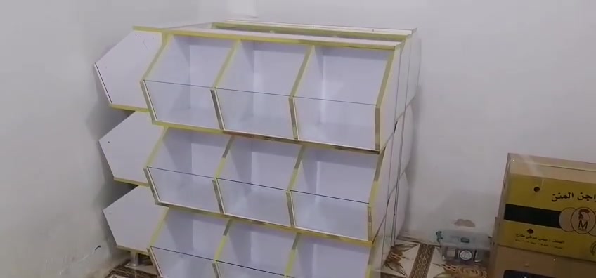 يوجد عارضة كرزات وحلويات عدد 4
العرض متر والأرتفاع  متر و24 كلها  MDF تركي للأستفسار***********
