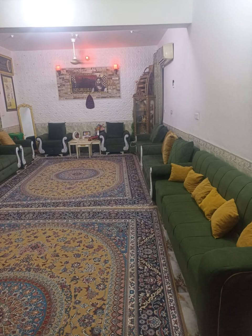 بيت للبيع 250متر ركن على شارعين20م وحديقة موقع مميز يحتوي على غرفتين واستقبال وصاله ومطبخ وصحيات داخليه وخارجيه 
موقع الدار الحيره حي الحسين 
قرب شارع الصنين 
يباع نقدا وعلى المبادرة حسب الأنفاق 
الاستفسار مراجعة مكتب الجنابي للعقار أو الاتصال على الرقم التالي 
***********
